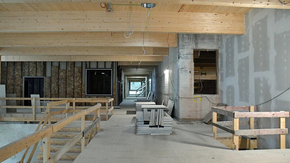 Vom Treppenhaus gelangt man zum Zugang zur Tribüne (rechts) sowie zum Kiosk im Obergeschoss (links). Die Bodenauslassung rechts ist für den Lift.