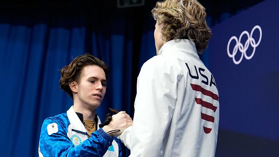 Trotz der gro&szlig;en Entt&auml;uschung gratulierte Ilia Malinin (r) dem Olympiasieger Michail Schaidorow fair.