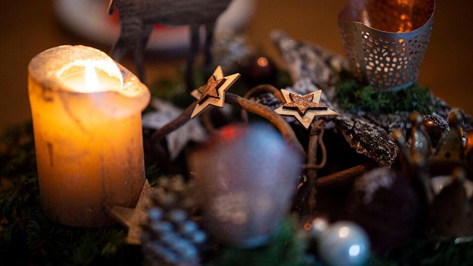 Festtagsschmuck zaubert festliche Stimmung in unser Zuhause. (Symbolbild)