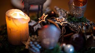 Festtagsschmuck zaubert festliche Stimmung in unser Zuhause. (Symbolbild)