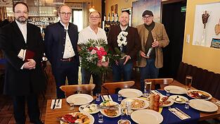Sie gratulierten zur Wiederer&ouml;ffnung des El Greco: Dekan J&uuml;rgen Josef Eckl (v. l.), B&uuml;rgermeister Martin Hiergeist, Vassilios Tsekouras, Michael Sturm und Robert Dullinger, Gebietsverkaufsleiter von Graf Arco auf Valley.