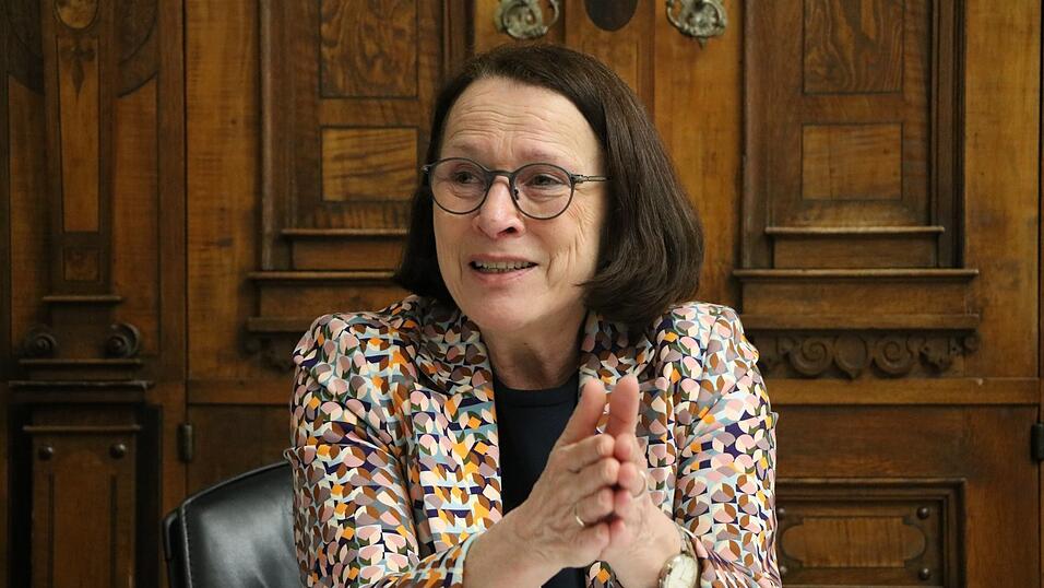 Gertrud Maltz-Schwarzfischer beim Interview in ihrem Amtszimmer, das sie nun an ihren Parteikollegen Thomas Burger weitergibt.