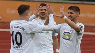 Früh auf Kurs: Tobias Steer (links) bejubelt sein frühes Tor zum 1:0 mit Kenny Sigl (Mitte) und Marcel Müller. Der Doppelpacker legte damit den Grundstein für den 3:1-Heimsieg, mit dem die „Spiele“ ihre Tabellenführung behauptete.