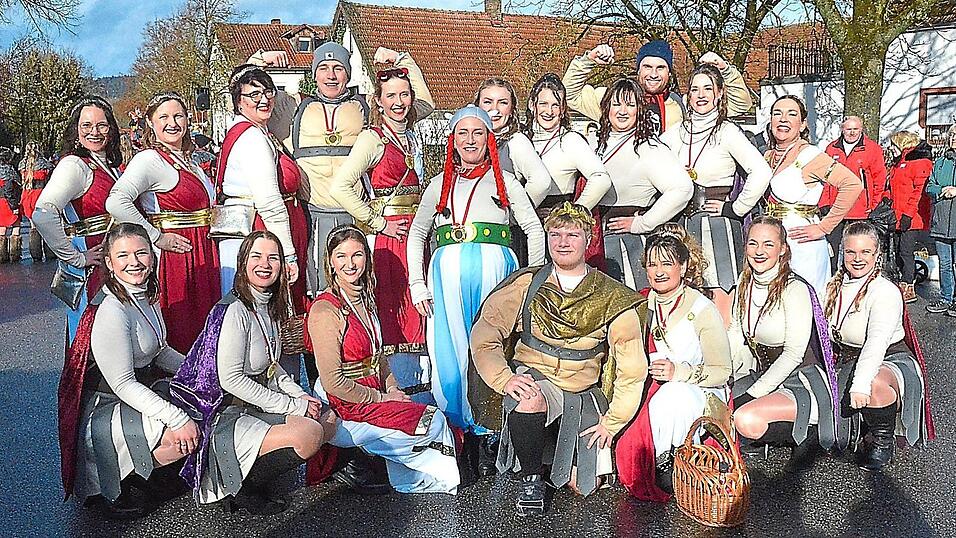 Stolz ist Sari Wari auf die zahlreichen Hofdamen, hier als R&ouml;merinnen.