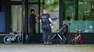 Polizei schieß an Kindergarten auf Mann mit Messer. Polizei schieß an Kindergarten auf Mann mit Messer.