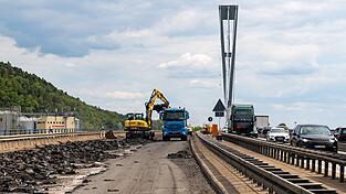 Ein Bild vom Fräsen des Asphalts der Richtungsfahrbahn Regensburg vom 22. Juli im Bereich der Donaubrücke Deggenau. Ein Bild vom Fräsen des Asphalts der Richtungsfahrbahn Regensburg vom 22. Juli im Bereich der Donaubrücke Deggenau.