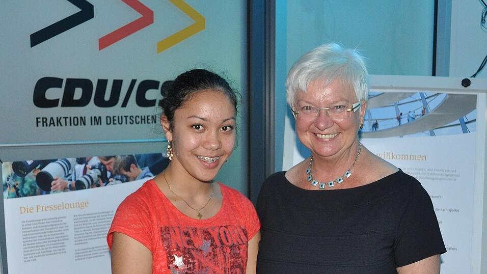 Stefanie Meier (13) besuchte am Tag der Ein- und Ausblicke den Deutschen Bundestag. Dort lernte sie auch Gerda Hasselfeldt (CSU-Landesvorsitzende) kennen. Die ehemalige Ursulinen-Schülerin freute sich, eine Straubingerin in Berlin zu sehen. Stefanie Meier (13) besuchte am Tag der Ein- und Ausblicke den Deutschen Bundestag. Dort lernte sie auch Gerda Hasselfeldt (CSU-Landesvorsitzende) kennen. Die ehemalige Ursulinen-Schülerin freute sich, eine Straubingerin in Berlin zu sehen.