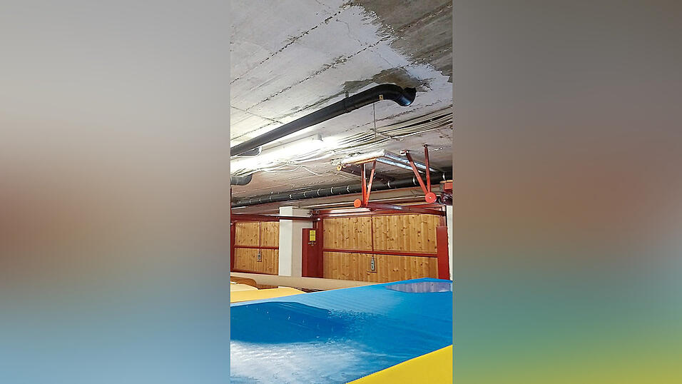 So sieht es in der Turnhalle Alburg nach Regen aus. Dass eine Sanierung überfällig ist, bestreitet niemand. Jetzt lässt ein Zuschussprogramm hoffen. So sieht es in der Turnhalle Alburg nach Regen aus. Dass eine Sanierung überfällig ist, bestreitet niemand. Jetzt lässt ein Zuschussprogramm hoffen.
