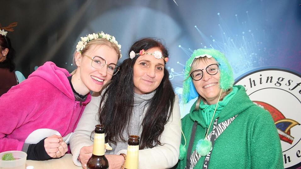 Viele Faschings-Fans haben sich am Samstag den Umzug in Langenbach angesehen. Viele Faschings-Fans haben sich am Samstag den Umzug in Langenbach angesehen.