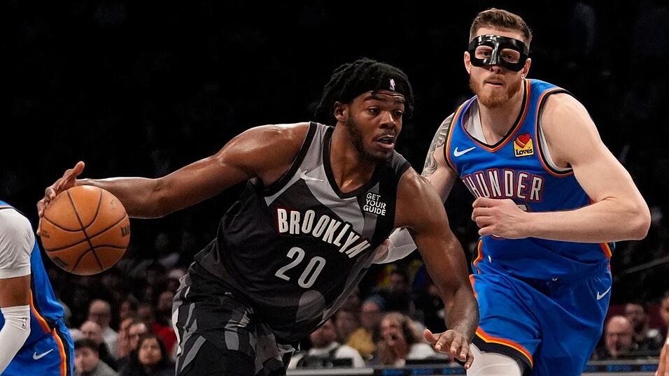 Isaiah Hartenstein (re.) spielte beim Sieg der Oklahoma City Thunder mit Gesichtsmaske. Isaiah Hartenstein (re.) spielte beim Sieg der Oklahoma City Thunder mit Gesichtsmaske.