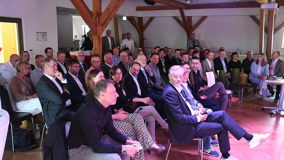Zu dem Vortrag im Vhs-Saal waren Führungskräfte aus der ganzen Region gekommen.