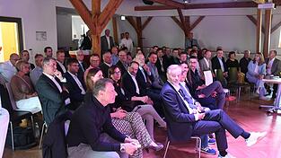 Zu dem Vortrag im Vhs-Saal waren Führungskräfte aus der ganzen Region gekommen.