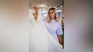 Shiana Eckl präsentiert eines ihrer Brautkleider. Im Juli hat sie ihr Geschäft in Viechtach eröffnet. Ihr ist es wichtig, für jede Frau das richtige Kleid zu finden.