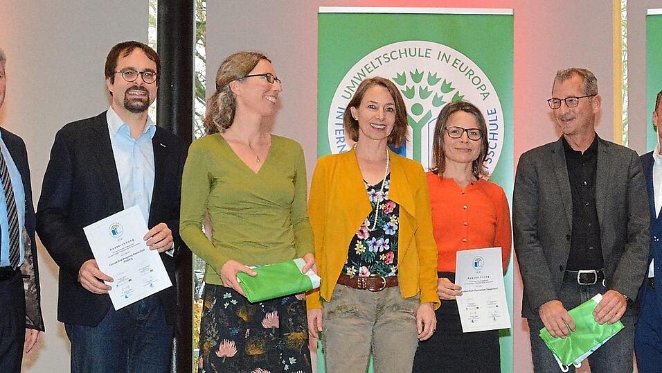 Umweltminister Thorsten Glauber (r.) &uuml;berreichte auch der Plattlinger Delegation mit (v.l.) Direktor Karl-Heinz Mathy, Markus Pr&ouml;l&szlig; und Anita Goller.