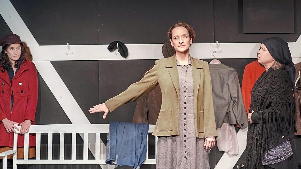 Drei Frauen, drei Schicksale: die verstörte Anna (Agnes Decker, von links), die vertriebene Hildegard (Lisa Wildmann) und die verhärmte Ida Eckhoff (Ursula Berlinghof) Drei Frauen, drei Schicksale: die verstörte Anna (Agnes Decker, von links), die vertriebene Hildegard (Lisa Wildmann) und die verhärmte Ida Eckhoff (Ursula Berlinghof)