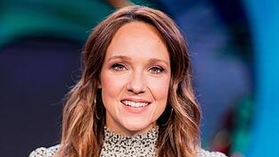 Carolin Kebekus, Komikerin, Schauspielerin und Fernsehmoderatorin, l&auml;chelt.