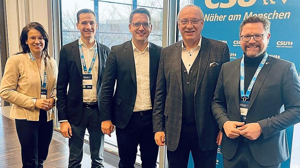 Neben MdL Gerhard Hopp (rechts) waren auch Landrat Franz L&ouml;ffler (Zweiter von rechts) und Bundestagsabgeordnete Martina Englhardt-Kopf als Delegierte in N&uuml;rnberg und gratulierten Christian Doleschal sowie Jonas Strasser (Zweiter von links) zur erfolgreichen Wahl.