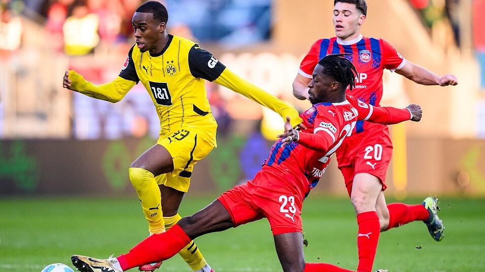 Einer der Dortmunder Aktivposten: Jamie Gittens (l.) im Duell mit Omar Traoré.