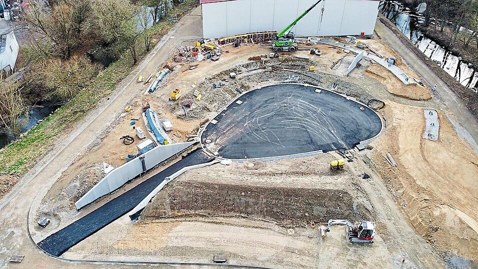 Der schwarze Asphaltbelag in der Park-Arena war manchem Stadtrat ein Dorn im Auge. Nachdem jedoch eingef&auml;rbter Asphalt deutlich teurer w&auml;re, gibt es keine &Auml;nderung bei der Deckschicht.