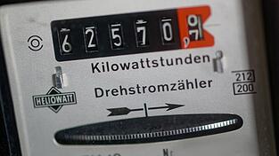 Viele Stromkunden in der Grundversorgung müssen ab Januar weniger bezahlen. Grund sind vor allem gesunkene Beschaffungskosten. (Symbolbild) Viele Stromkunden in der Grundversorgung müssen ab Januar weniger bezahlen. Grund sind vor allem gesunkene Beschaffungskosten. (Symbolbild)
