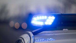 Der Mann ist bei dem Unfall eingeklemmt worden. (Symbolbild)