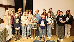Die Jury, bestehend aus Sabine Winner (2.v.l.), Theresa Makrai (4.v.l.) und Simone Steiner (6.v.l.), k&uuml;rte Jonas Arnold (3.v.l.) von der Landauer Realschule zum besten Leser des Landkreises.
