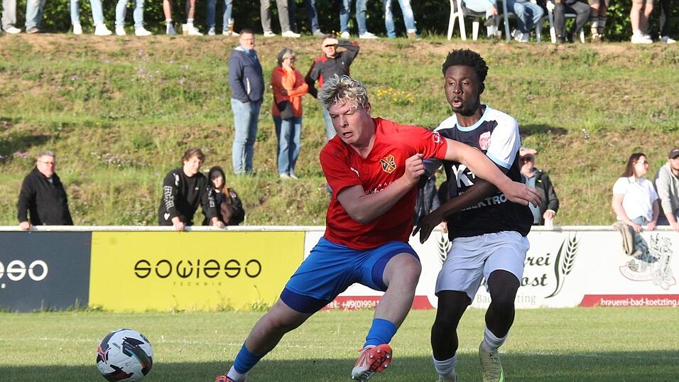 Die 0:2-Niederlage gegen Bad K&ouml;tzting (in Rot-Blau) besiegelt f&uuml;r den TB 03 Roding um Ivan Mukulu Mbangi (r.) den Abstieg.
