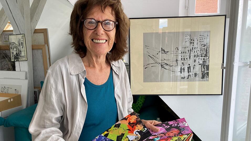 Christine Rieck-Sonntag in ihrem Atelier. Diese Postkarten entstehen, wenn sie zum Beispiel auf Flyern zeichnet. Christine Rieck-Sonntag in ihrem Atelier. Diese Postkarten entstehen, wenn sie zum Beispiel auf Flyern zeichnet.