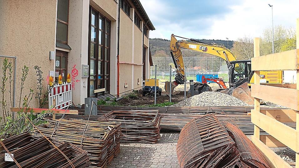 Vor wenigen Tagen haben die Maßnahmen für den Anbau einer vierten Turnhalle an die Mehrzweckhalle begonnen. Ab Sommer 2024 soll der Bezug der neuen Halle möglich sein. Vor wenigen Tagen haben die Maßnahmen für den Anbau einer vierten Turnhalle an die Mehrzweckhalle begonnen. Ab Sommer 2024 soll der Bezug der neuen Halle möglich sein.