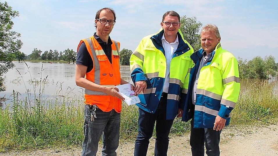 Wiges-Pressesprecher Dominik Zehatschek (v. l.) sowie Christian Reichgruber und Wolfgang Leuzinger vom WWA erläuterten die Vorsorgemaßnahmen fürs Hochwasser im Polder Metten/Offenberg. Wiges-Pressesprecher Dominik Zehatschek (v. l.) sowie Christian Reichgruber und Wolfgang Leuzinger vom WWA erläuterten die Vorsorgemaßnahmen fürs Hochwasser im Polder Metten/Offenberg.