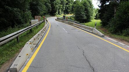 Die Fahrbahn wird mit Hilfe von Betonschutzwänden verengt. Ab Montag soll die Brücke mit Einschränkungen wieder befahrbar sein, so Bürgermesiter Herbert Preuß