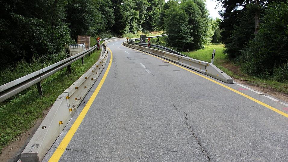 Die Fahrbahn wird mit Hilfe von Betonschutzw&auml;nden verengt. Ab Montag soll die Br&uuml;cke mit Einschr&auml;nkungen wieder befahrbar sein, so B&uuml;rgermesiter Herbert Preu&szlig;