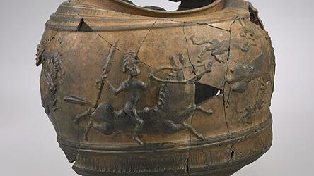 Ein sogenannter Jagdbecher aus der Produktion einer r&ouml;mischen T&ouml;pferei in Straubing. Fehlbrand aus dem 2. Jahrhundert.