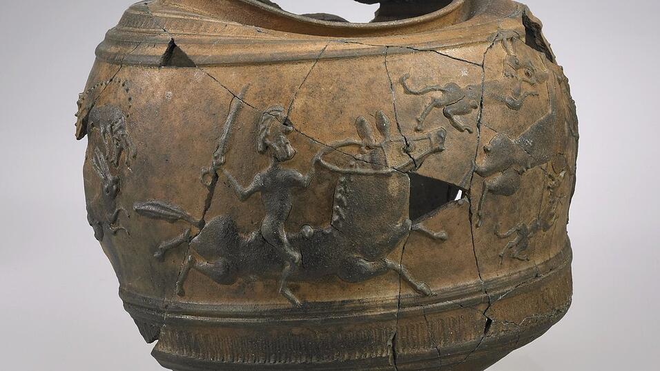 Ein sogenannter Jagdbecher aus der Produktion einer r&ouml;mischen T&ouml;pferei in Straubing. Fehlbrand aus dem 2. Jahrhundert.