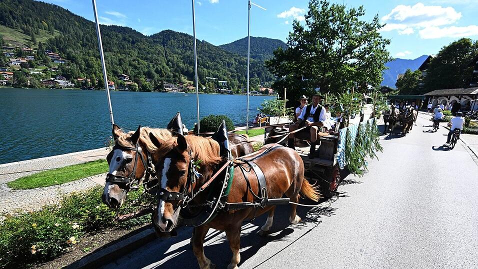 Der Festzug f&uuml;hrte direkt am Tegernsee vorbei.