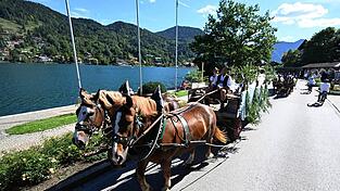 Der Festzug führte direkt am Tegernsee vorbei. Der Festzug führte direkt am Tegernsee vorbei.