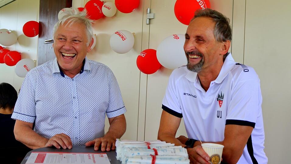 Bürgermeister Dr. Albert Solleder (l.) mit Werner Jobst vom FSV VfB Straubing.
