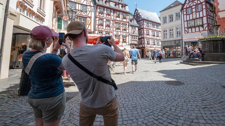 Touristen im Fachwerk-Städtchen Bernkastel-Kues. Die Lust aufs Reisen ist ungebrochen. Touristen im Fachwerk-Städtchen Bernkastel-Kues. Die Lust aufs Reisen ist ungebrochen.