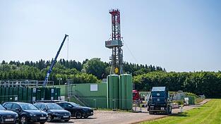 Leicht erkennbar an dem rund 40 Meter hohen Bohrturm: Das Gasförderprojekt bei Reichling.