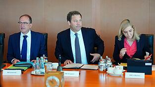 Weil der Kanzler nicht da war, durfte Klingbeil die Kabinettsitzung leiten. Weil der Kanzler nicht da war, durfte Klingbeil die Kabinettsitzung leiten.