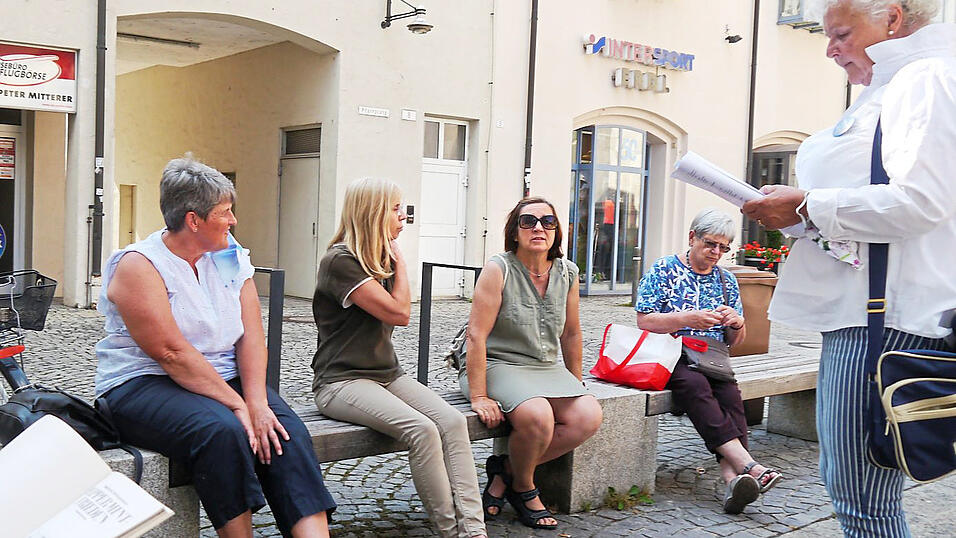 Stadtführerin Ursula Bosl-Seitz (rechts) stellte einige interessante Straubinger Frauen vor. Stadtführerin Ursula Bosl-Seitz (rechts) stellte einige interessante Straubinger Frauen vor.