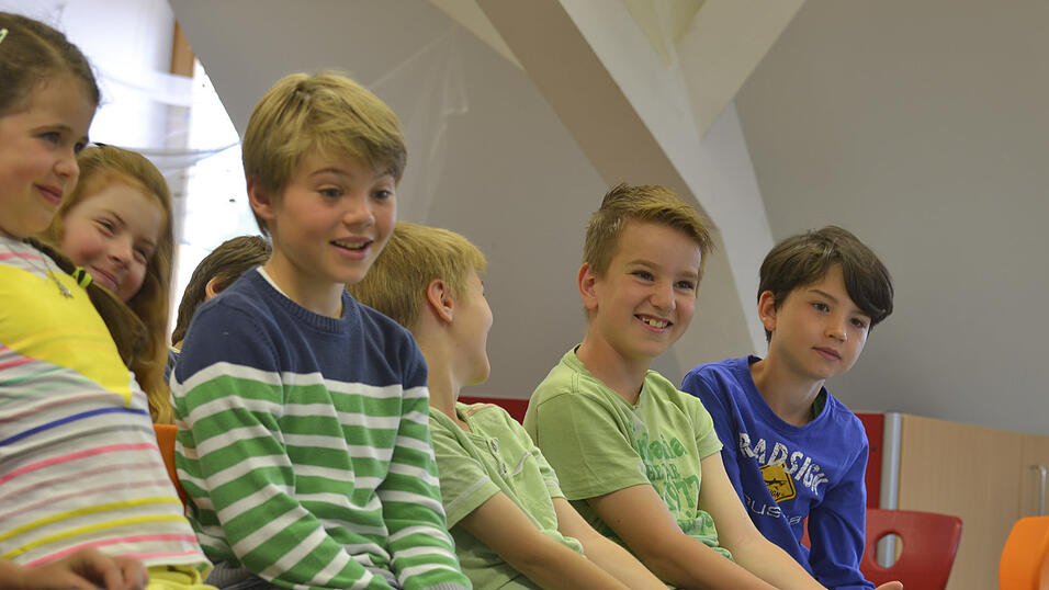 Sehr interessiert hörten die Viertklässler der Grundschule Neukirchen den Erzählungen der Straubinger Redakteurin Tanja Pfeffer zu. Lena Eibl, Praktikantin in der Jugendredaktion, hielt die Schulstunde in Bildern fest. Sehr interessiert hörten die Viertklässler der Grundschule Neukirchen den Erzählungen der Straubinger Redakteurin Tanja Pfeffer zu. Lena Eibl, Praktikantin in der Jugendredaktion, hielt die Schulstunde in Bildern fest.