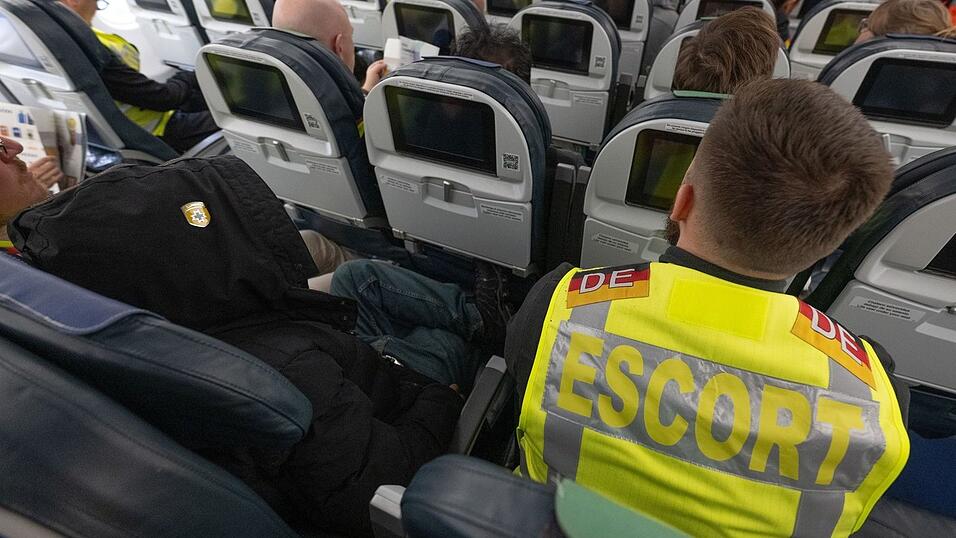 Nach Angaben der EU-Kommission kehrt nur etwa jeder fünfte abgelehnte Asylbewerber in seine Heimat zurück. (Archivbild) Nach Angaben der EU-Kommission kehrt nur etwa jeder fünfte abgelehnte Asylbewerber in seine Heimat zurück. (Archivbild)