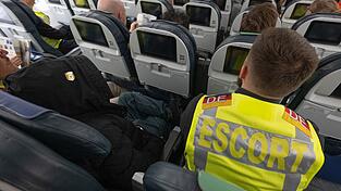 Nach Angaben der EU-Kommission kehrt nur etwa jeder fünfte abgelehnte Asylbewerber in seine Heimat zurück. (Archivbild) Nach Angaben der EU-Kommission kehrt nur etwa jeder fünfte abgelehnte Asylbewerber in seine Heimat zurück. (Archivbild)