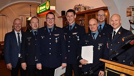 Das Ehrenkreuz in Gold erhielten Martin Barstorfer und Ralf Remiger (linkes Bild, vorne von links). Es gratulierten (dahinter von links) B&uuml;rgermeister Josef Reff, die Kommandanten Michael Stirner und Johann Hochholzer und Kreisbrandinspektor Wolfgang Metz.