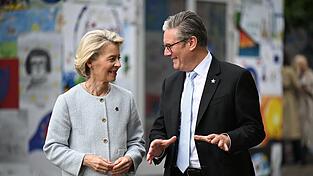 Der britische Premierminister Keir Starmer und EU-Kommissionspr&auml;sidentin Ursula von der Leyen: In Gro&szlig;britannien wurde eine Debatte losgetreten, ob es sinnvoll ist, wieder Mitglied in der EU zu werden.