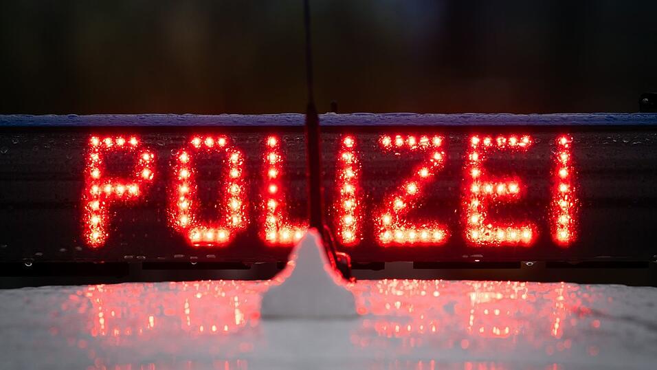 Die Aufräumarbeiten dauern an, laut Polizei ist auf der A3 bei Erlangen mit Stau zu rechnen.(Symbolbild) Die Aufräumarbeiten dauern an, laut Polizei ist auf der A3 bei Erlangen mit Stau zu rechnen.(Symbolbild)