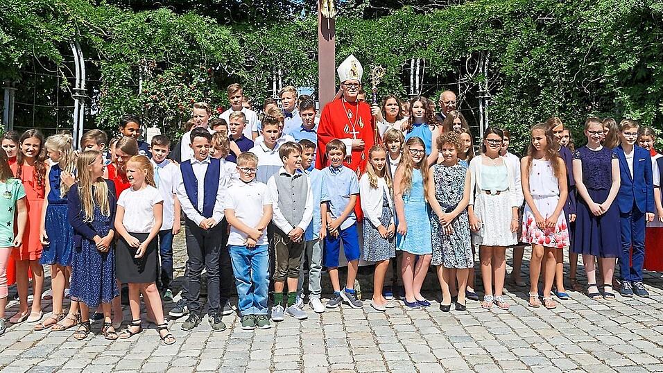 Weihbischof Dr. Josef Graf im Kreis der Firmlinge. Mit im Bild Pater Josef Brauner (hinten, r.). Weihbischof Dr. Josef Graf im Kreis der Firmlinge. Mit im Bild Pater Josef Brauner (hinten, r.).