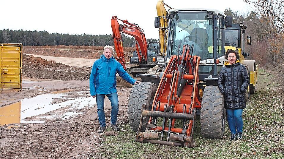 P&ouml;sings B&uuml;rgermeister Michael Reith und seine Stellvertreterin Sonja Blodig freuen sich, dass die Erschlie&szlig;ung des Baugebietes 'An der Br&uuml;ckl-Seign' begonnen hat.