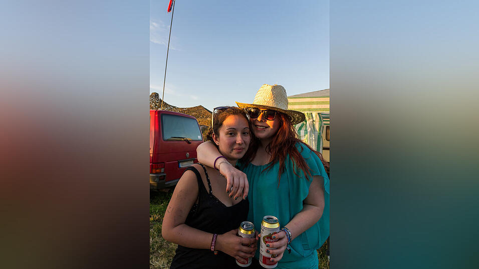 Ein Streifzug durch das Campinggelände: Trotz heißer Temperaturen sind die Festivalbesucher bestens gelaunt. (Foto: Susanne Raith) Ein Streifzug durch das Campinggelände: Trotz heißer Temperaturen sind die Festivalbesucher bestens gelaunt. (Foto: Susanne Raith)